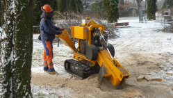 Fréza na pařezy na pásovém podvozku s manuálním ovládáním a motorem se vstřikováním paliva P 38 M - EFI